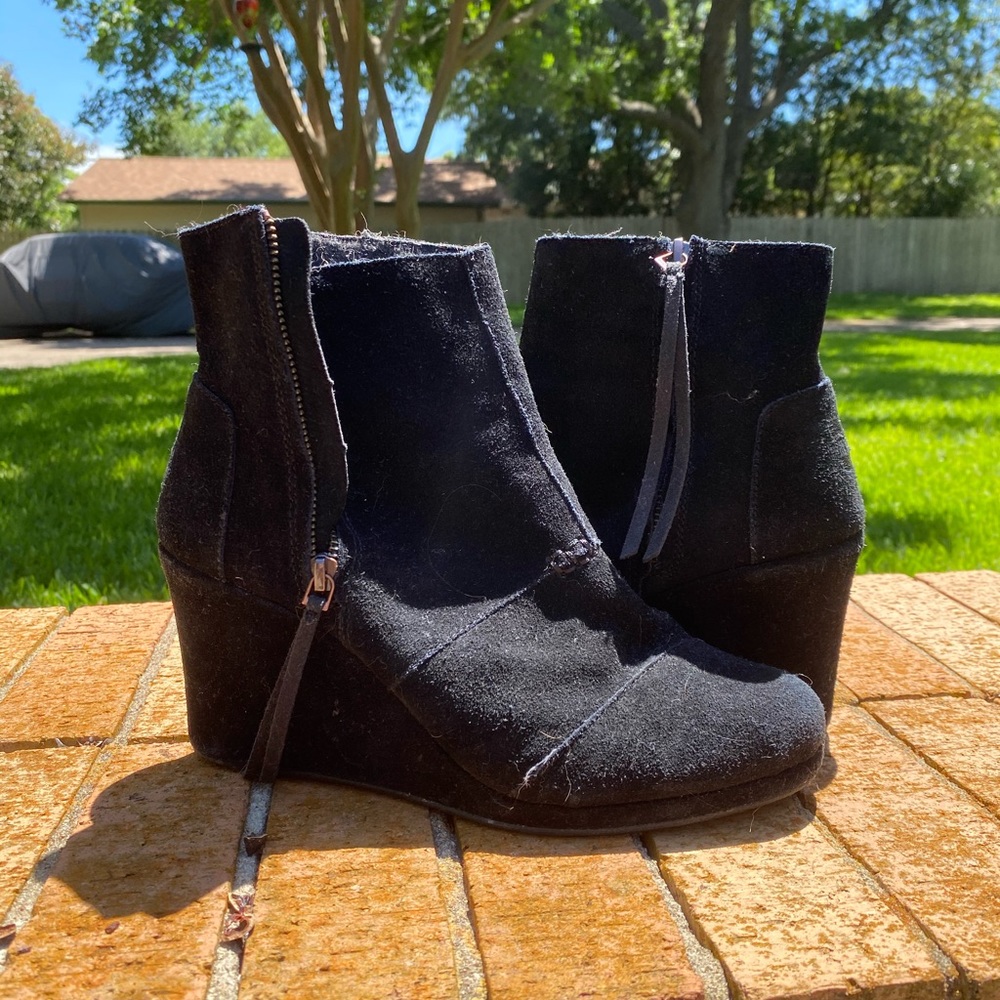 Black ankle booties!!